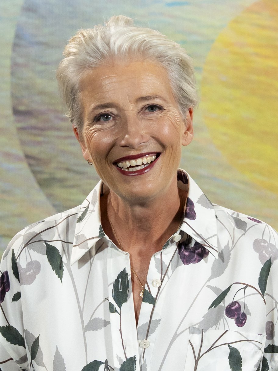 Portrait d’Emma Thompson, cheveux courts argentés, sourire
