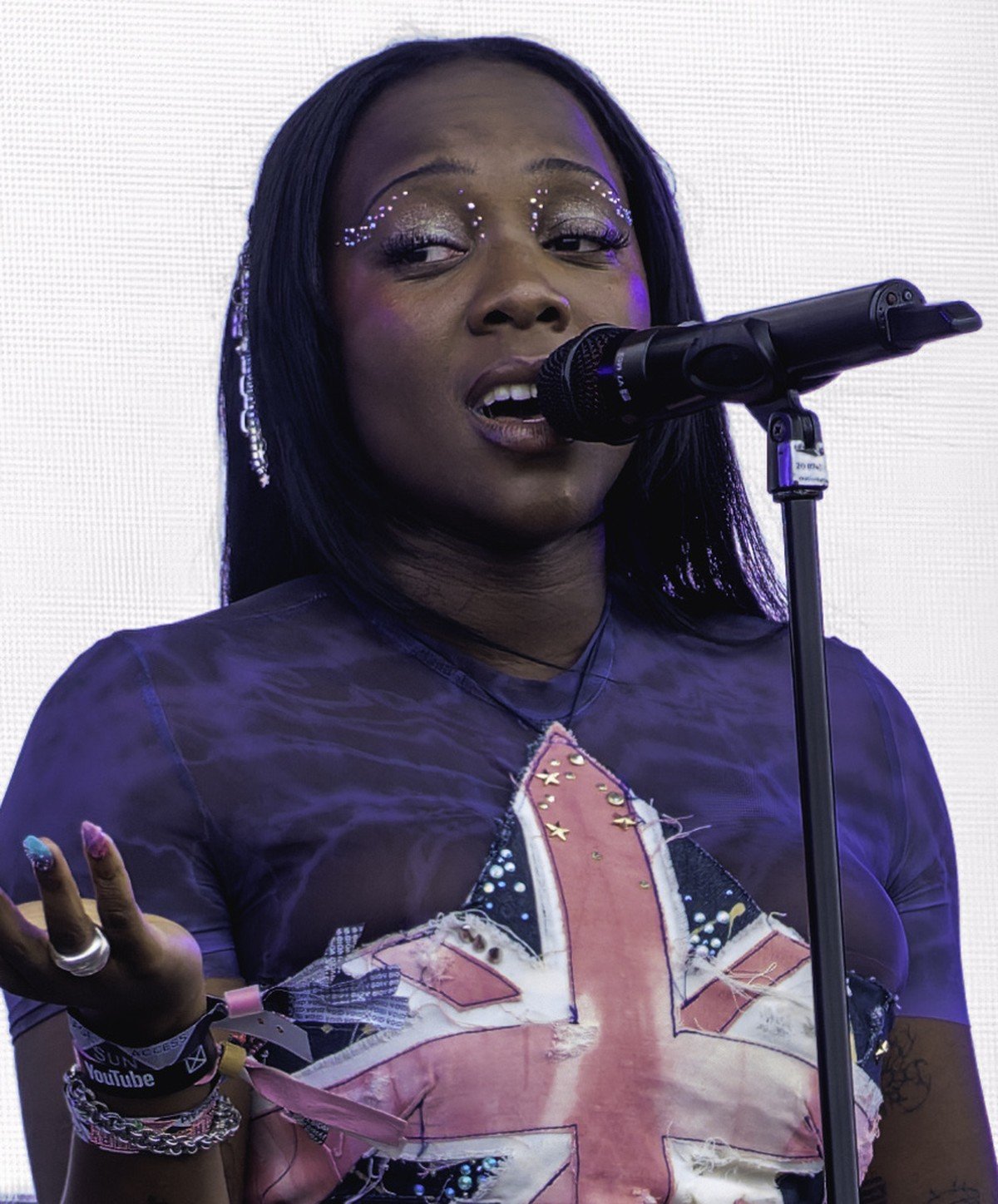 La chanteuse britannique Rachel Chinouriri sur scène au micro