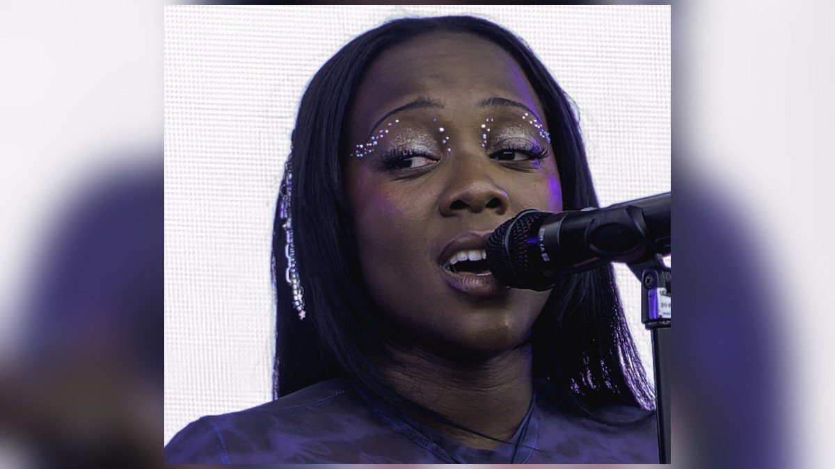 Rachel Chinouriri dévoile son deuxième album « I think I spoke too soon » : la chanteuse qui a fait de la sincérité et de l’émotion une signature