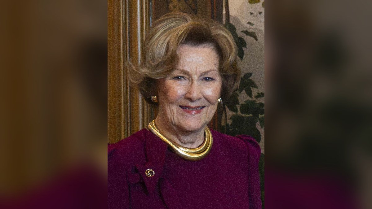 La reine Sonja de Norvège dévoile ses plus grandes céramiques pour son Art Stable d&rsquo;Oslo : la souveraine qui a fait de la création et de la sérénité une signature