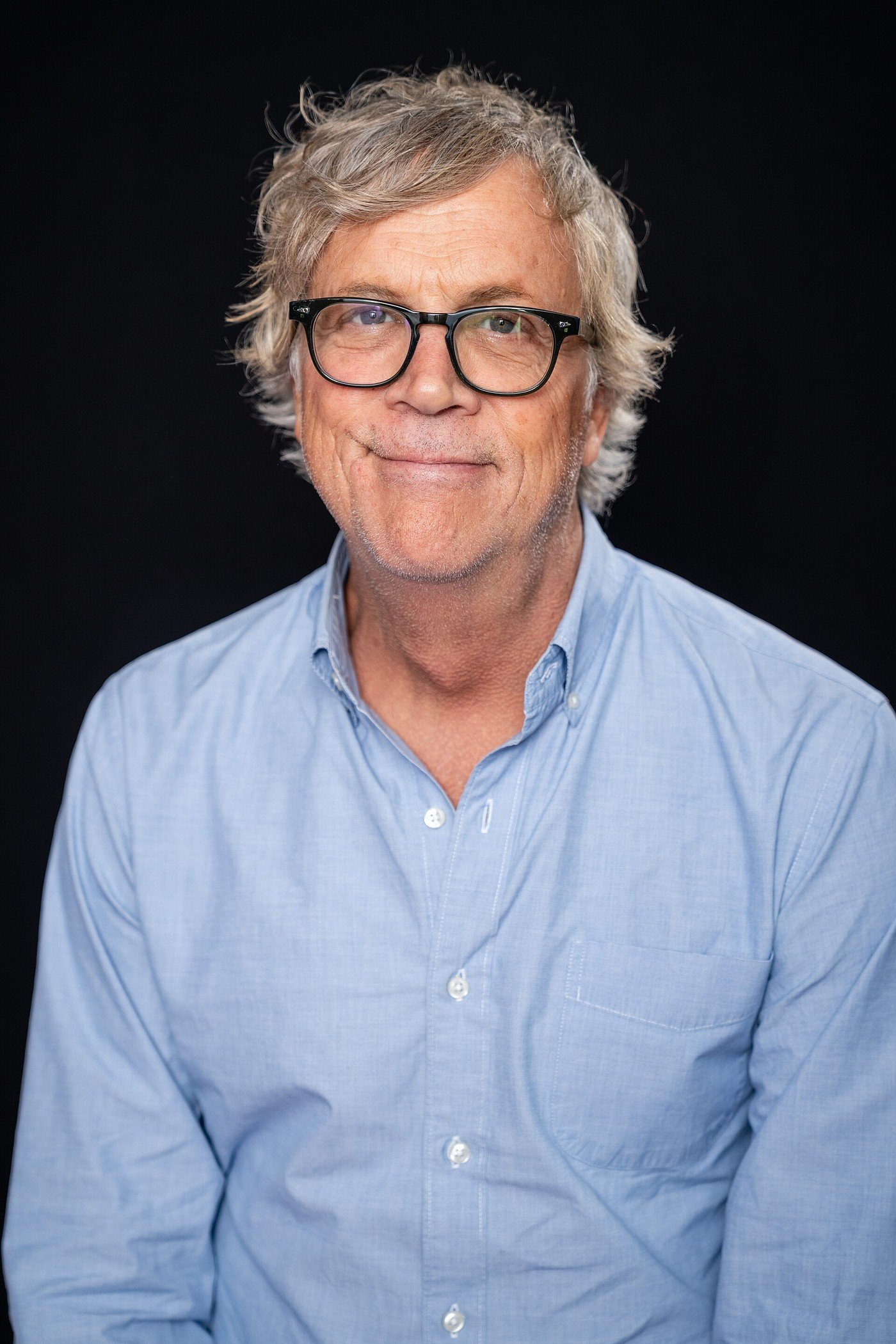 Le cinéaste américain Todd Haynes, portrait souriant sur fond sombre