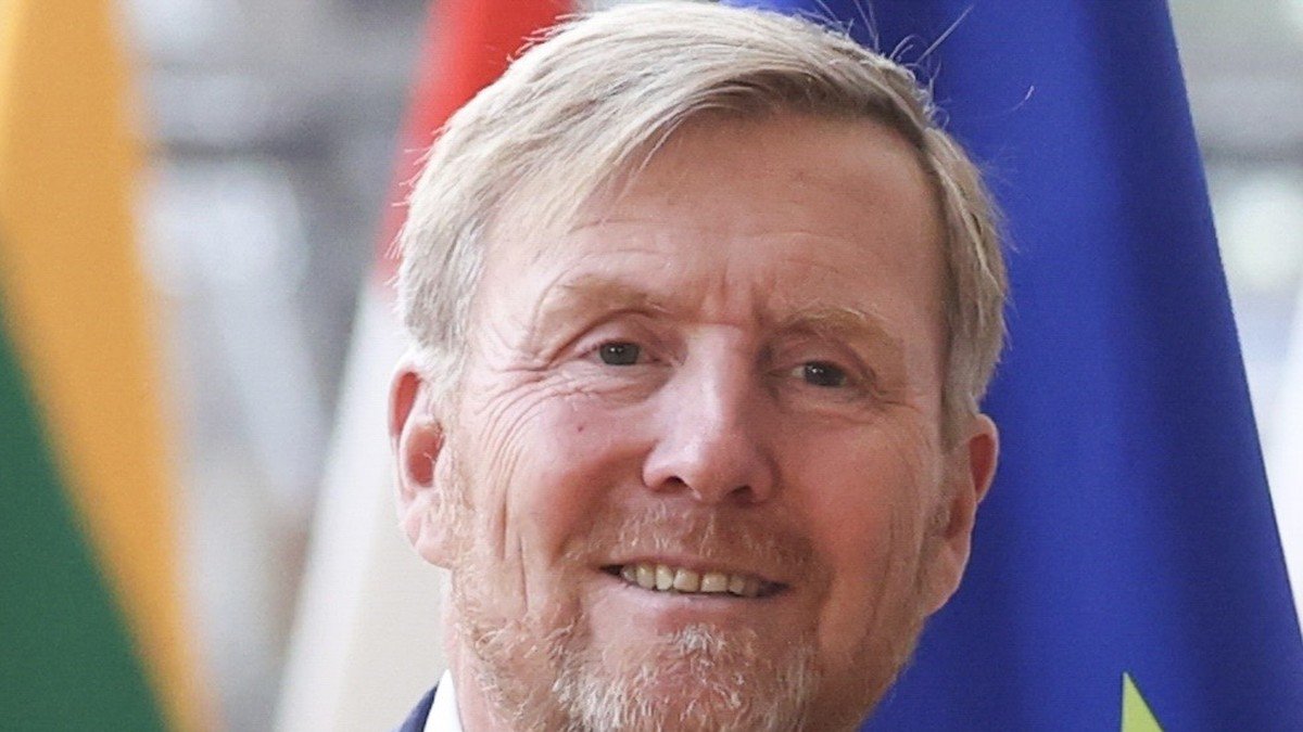 Le roi Willem-Alexander des Pays-Bas à la rencontre de bénévoles atteints de démence : le souverain qui a fait de l&rsquo;écoute et de la dignité une signature
