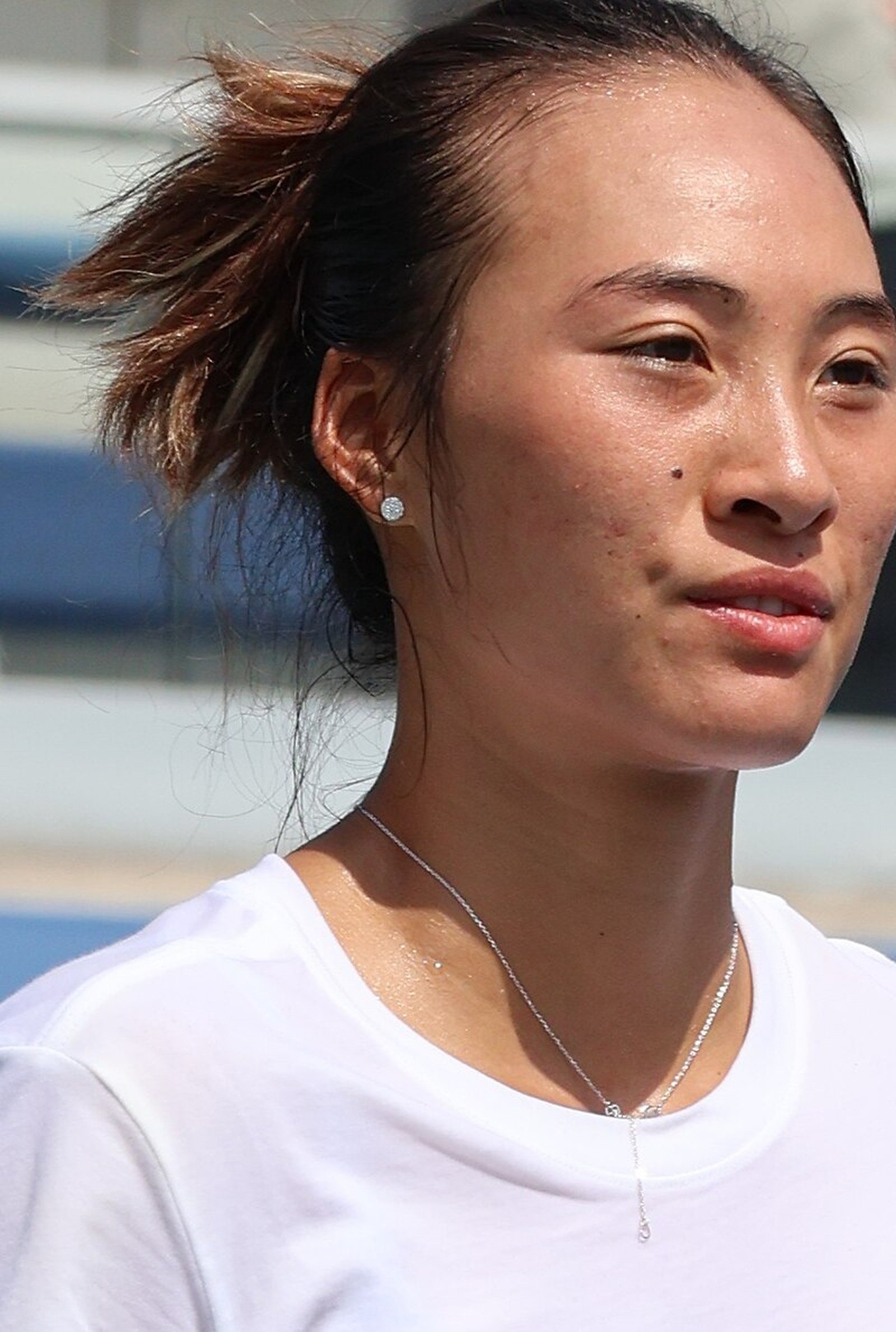 La joueuse de tennis chinoise Zheng Qinwen, championne olympique, en tenue de match